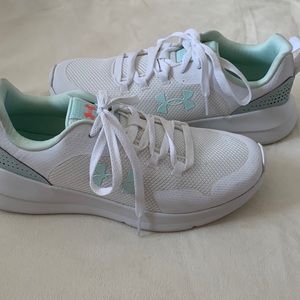 Under Armor Womens essential Sneaker; Size 8, White/Blue